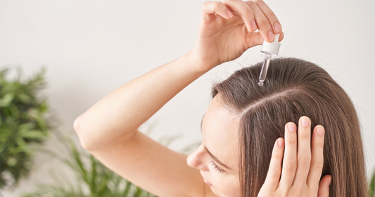 Hair Oiling e a Escova Pro Couro Cabeludo: A trend viral do Tik Tok